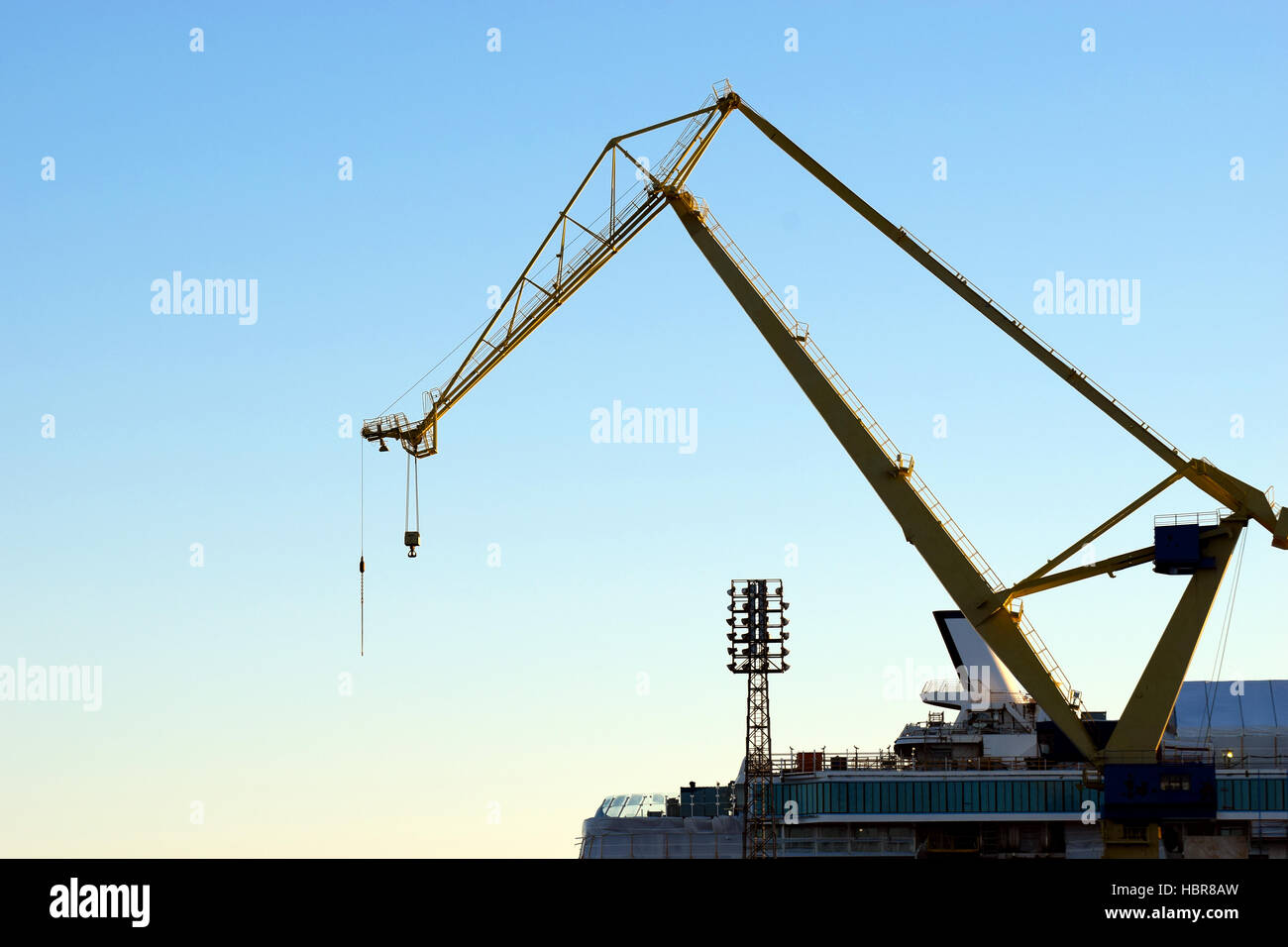 Dock-Kran in Perno Werft, Turku, Finnland. Der Hof wird von Meyer Turku betrieben. Stockfoto