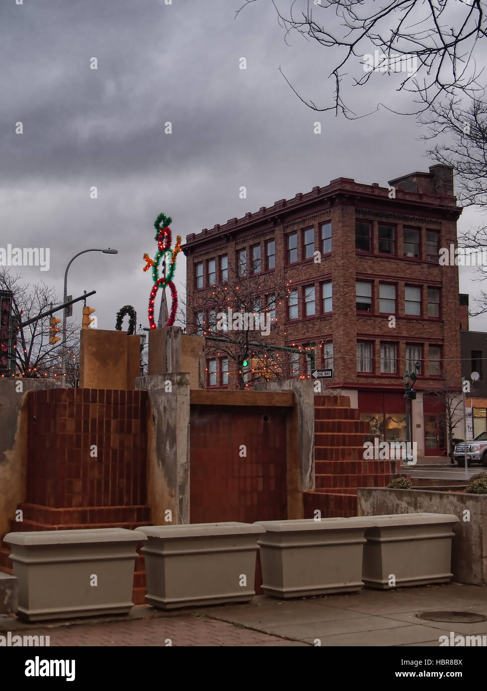 Syracuse, New York, USA. 3. Dezember 2016. Für die Saison-Wasser-Brunnen in Hanover Square, Syracuse, New York mit East Water Street busin ausgeschaltet Stockfoto
