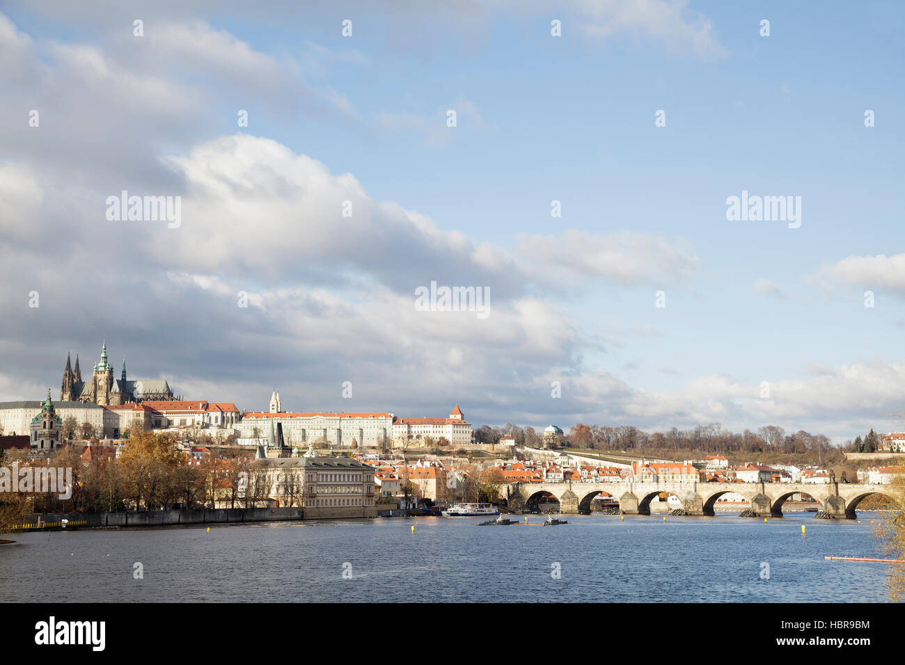 Blick auf die Karlsbrücke mit dem Vlatva Fluss und die Burg, Prag, Tschechische Republik Stockfoto