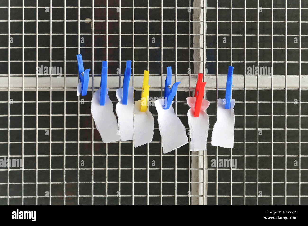 Wäscheklammer mit Papieren Stockfoto