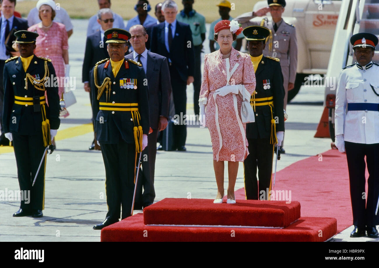 Königin Elizabeth II. Stand auf dem roten Teppich mit einer Gruppe von Würdenträgern vor ihrer Abreise am Grantley Adams International Airport, Barbados Stockfoto