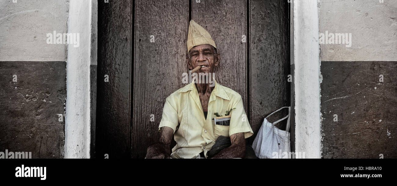 Kubanische männlichen Zigarrenraucher. Kuba Stockfoto