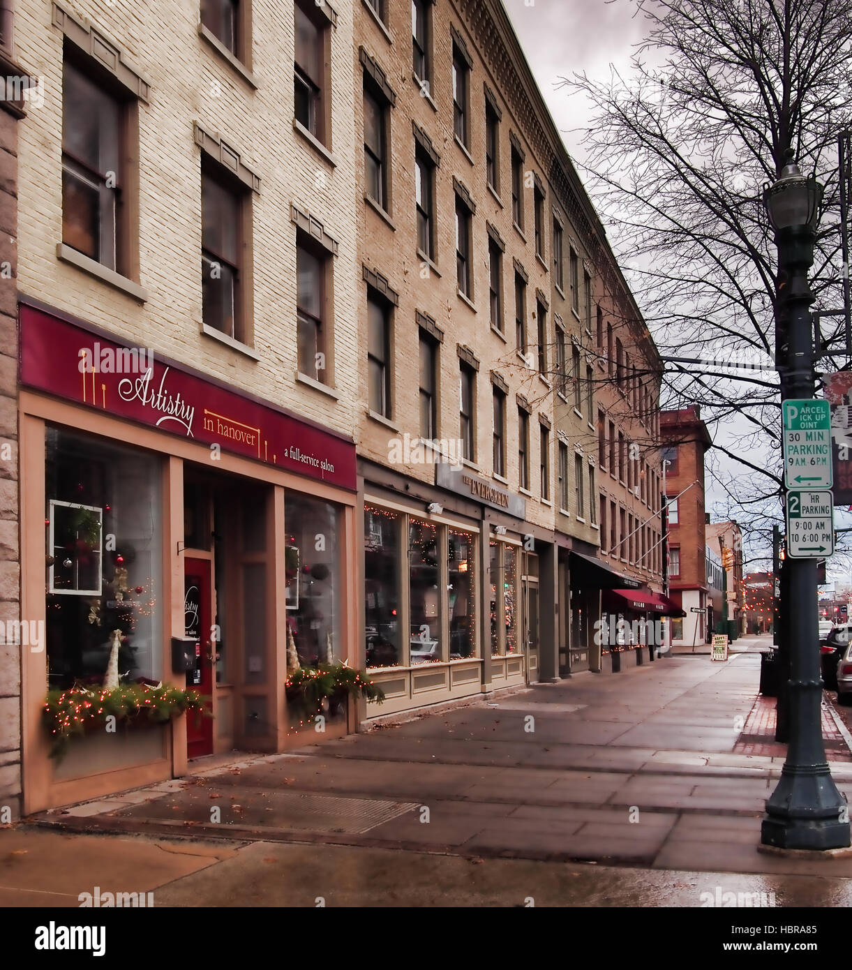 Syracuse, New York, USA. 3. Dezember 2016 Boutiquen und Salons entlang der Water Street in Hanover Square, Innenstadt von Syracuse, New York an einem bewölkten l Stockfoto