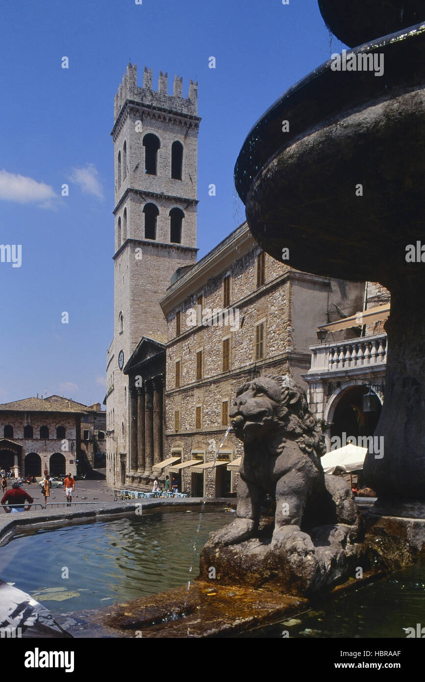 Skulptur eines Löwen in einem Brunnen am Marktplatz. Assisi. Umbrien. Italien. Europa Stockfoto