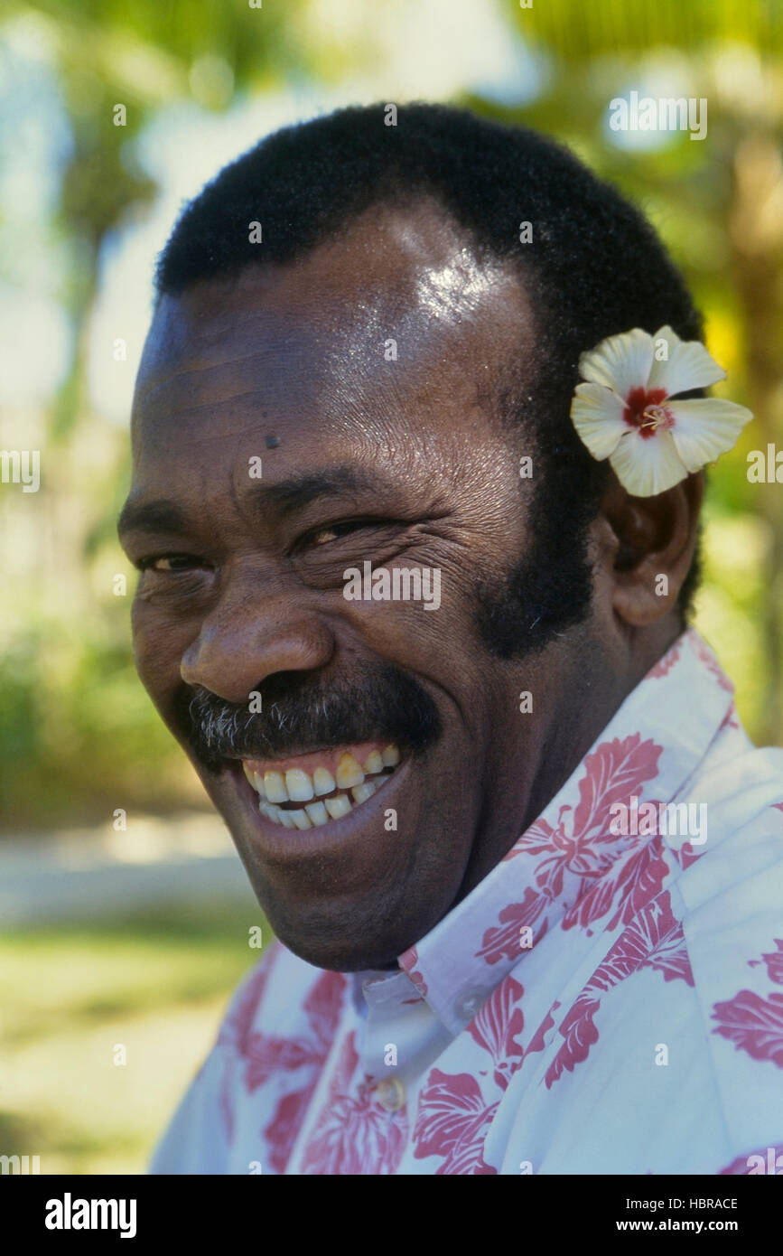 Ein Fidschi Mann tragen ein Tekiteki oder eine Blume hinter dem linken Ohr. Fidschi-Inseln. Südpazifik. Stockfoto