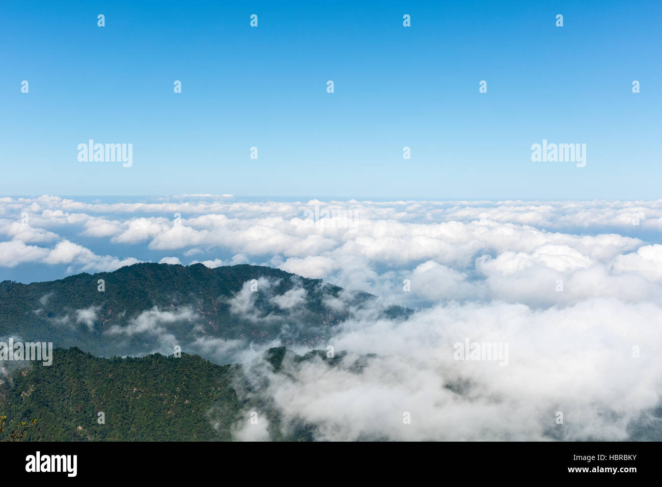 Wolken über den Bergen Stockfoto