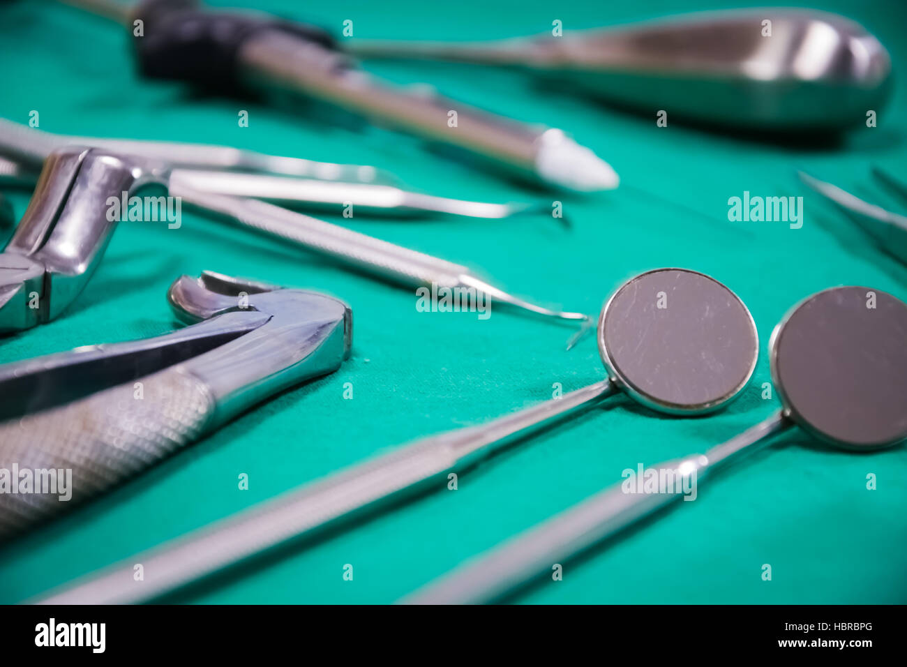 zahnärztliche Instrumente in einer Zahnarztpraxis Stockfoto