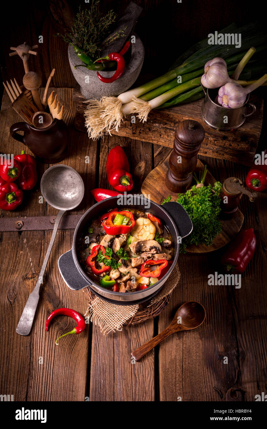 Gulasch mit farbigem Gemüse Stockfoto