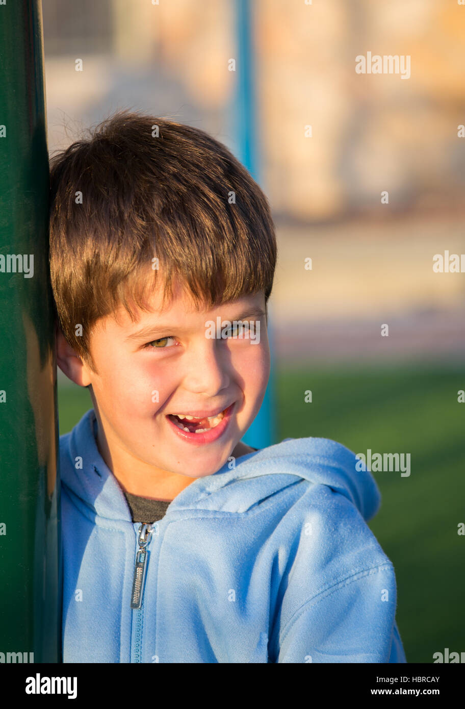 Der sechs Jahre alte junge lacht Stockfoto