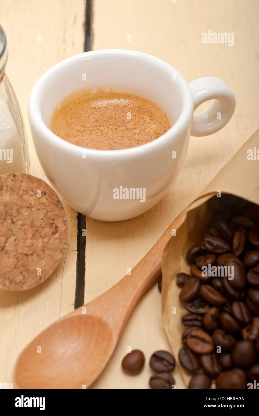 Espresso-Kaffee und Bohnen Stockfoto