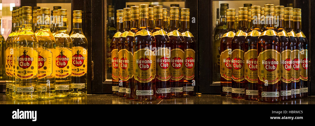 Nahaufnahme der Flaschen Havana Club Rum positioniert auf eine Bar im Herzen von Havanna, Kuba. Stockfoto