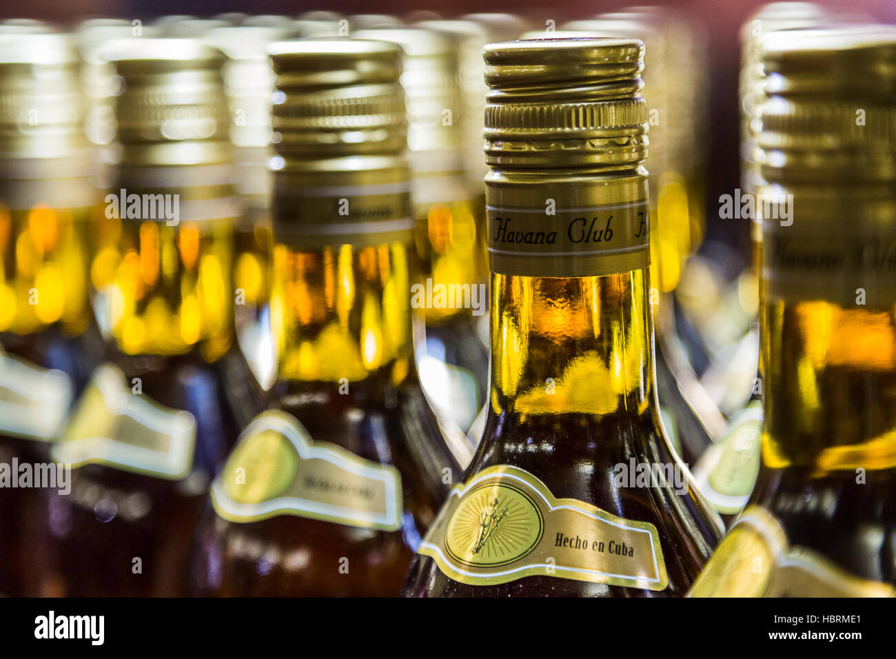 Nahaufnahme der Flaschen Havana Club Rum positioniert auf eine Bar im Herzen von Havanna, Kuba. Stockfoto