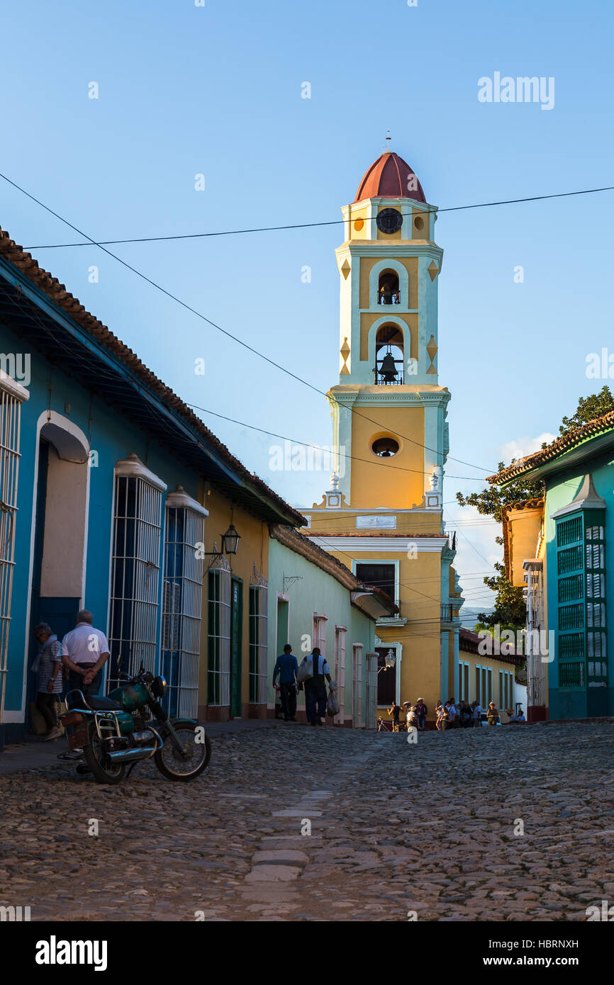 Die bunte Glockenturm Turm der Kirche und Kloster des Heiligen Franziskus gefangen im Herzen von Trinidad, Kuba. Stockfoto