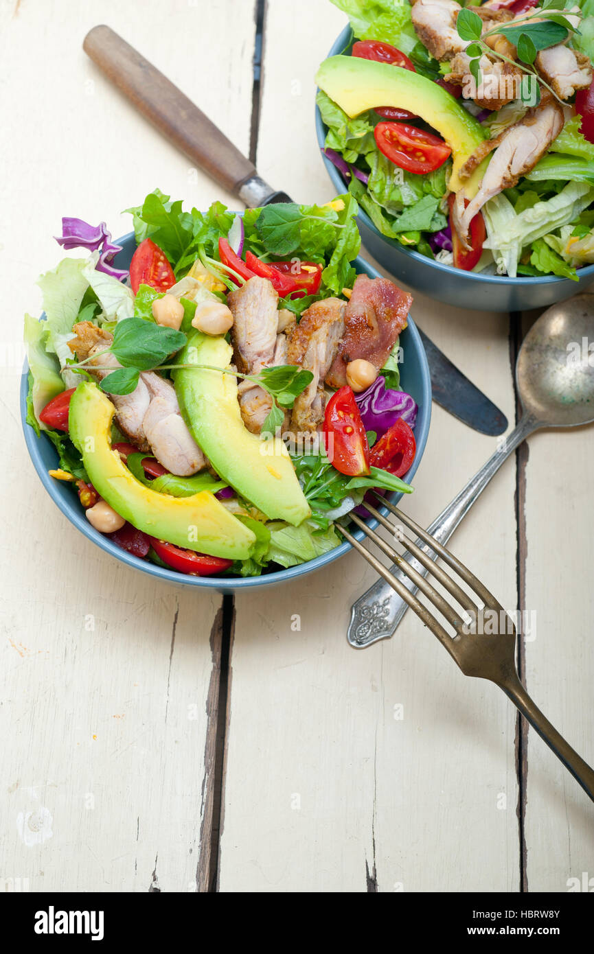 Hähnchen-Avocado-Salat Stockfoto