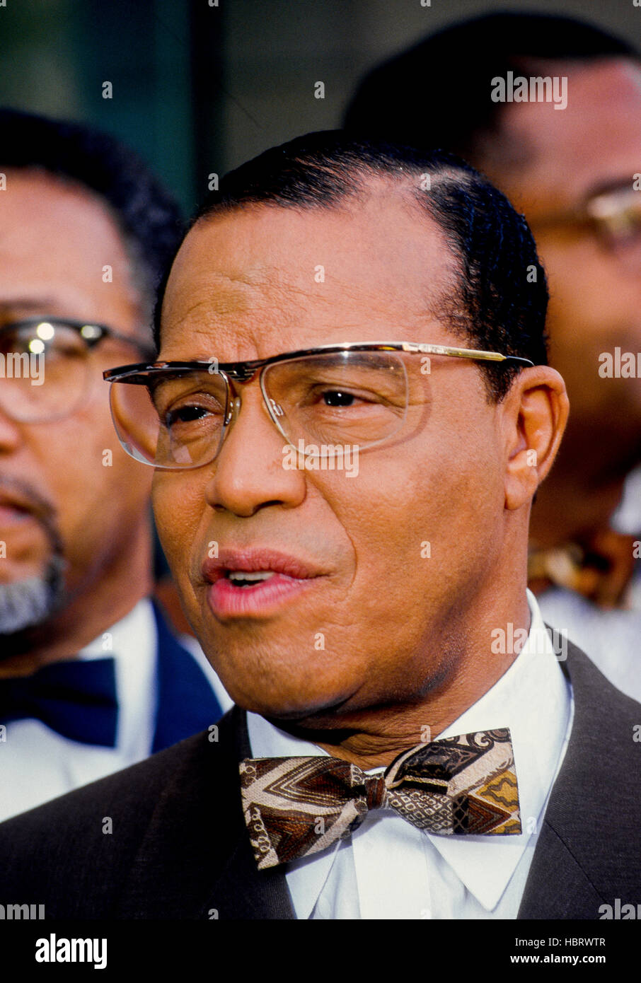 Louis Farrakhan spricht der Führer der Nation of Islam mit Reportern außerhalb des NBC-Studios in Washington DC. nach seinem Auftritt am Sonntag Morgen Talkshow "Meet The Press" Stockfoto