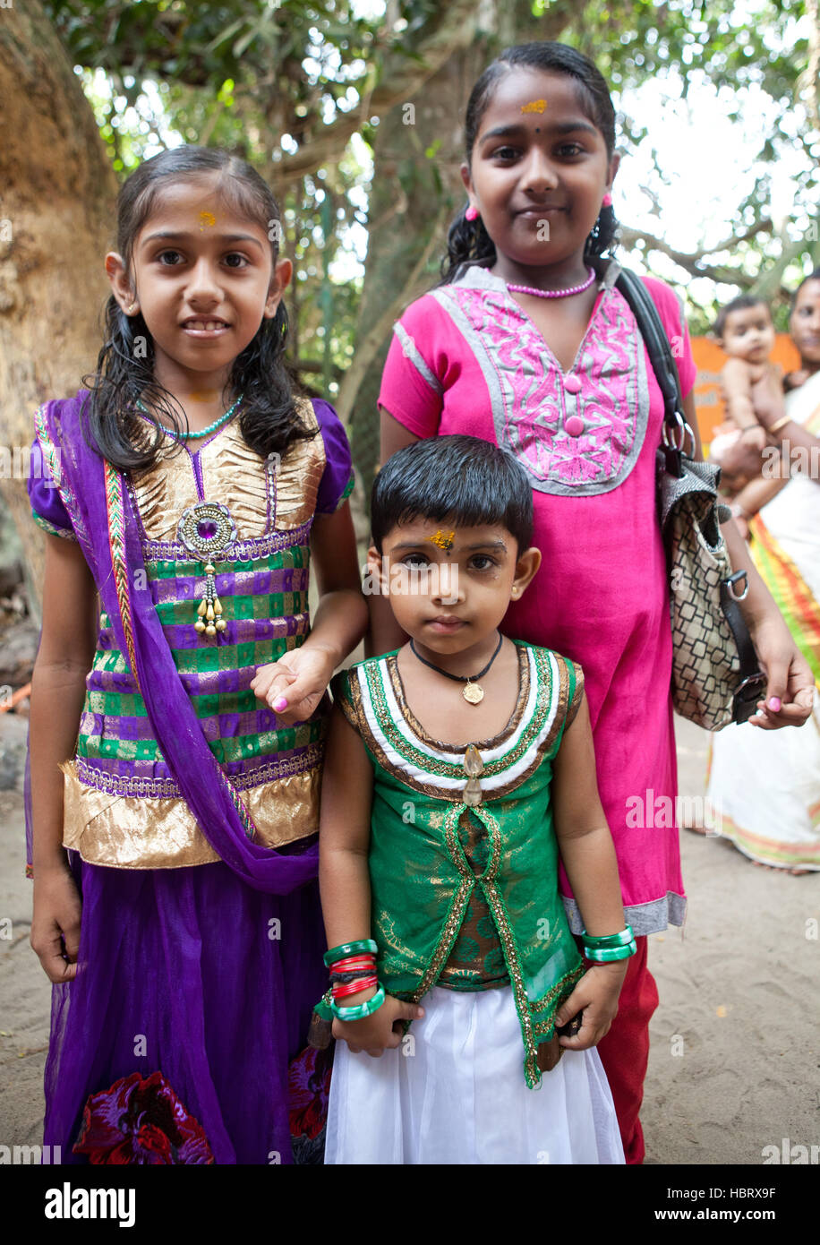 Drei kleine Mädchen verkleidet für ein Festival in Kerala, Indien © Juergen Hasenkopf Stockfoto