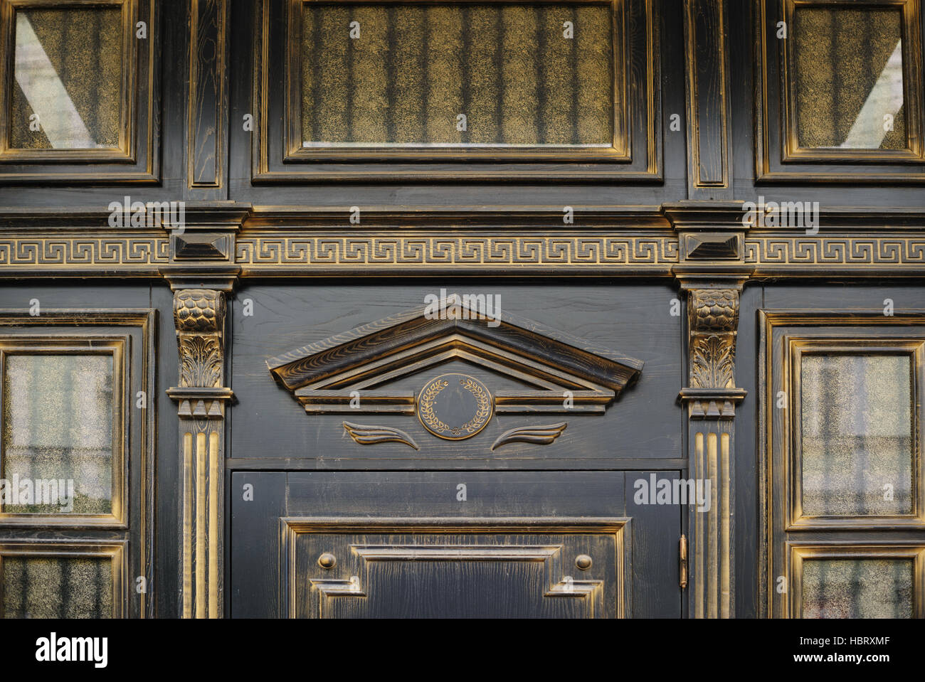 Holzschnitzerei mit Bogen über der Tür in einem alten Gebäude Stockfoto