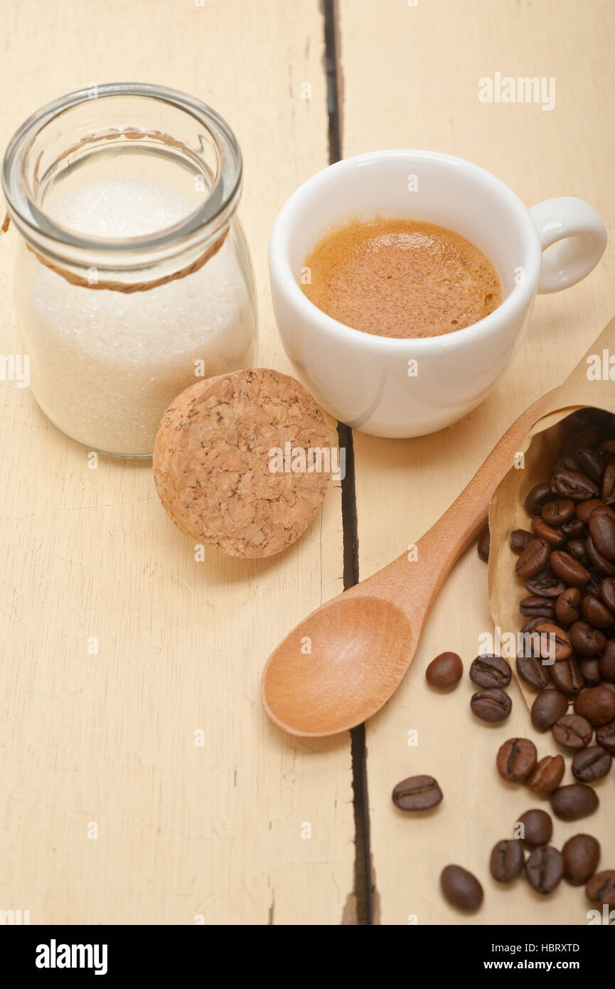 Espresso-Kaffee und Bohnen Stockfoto
