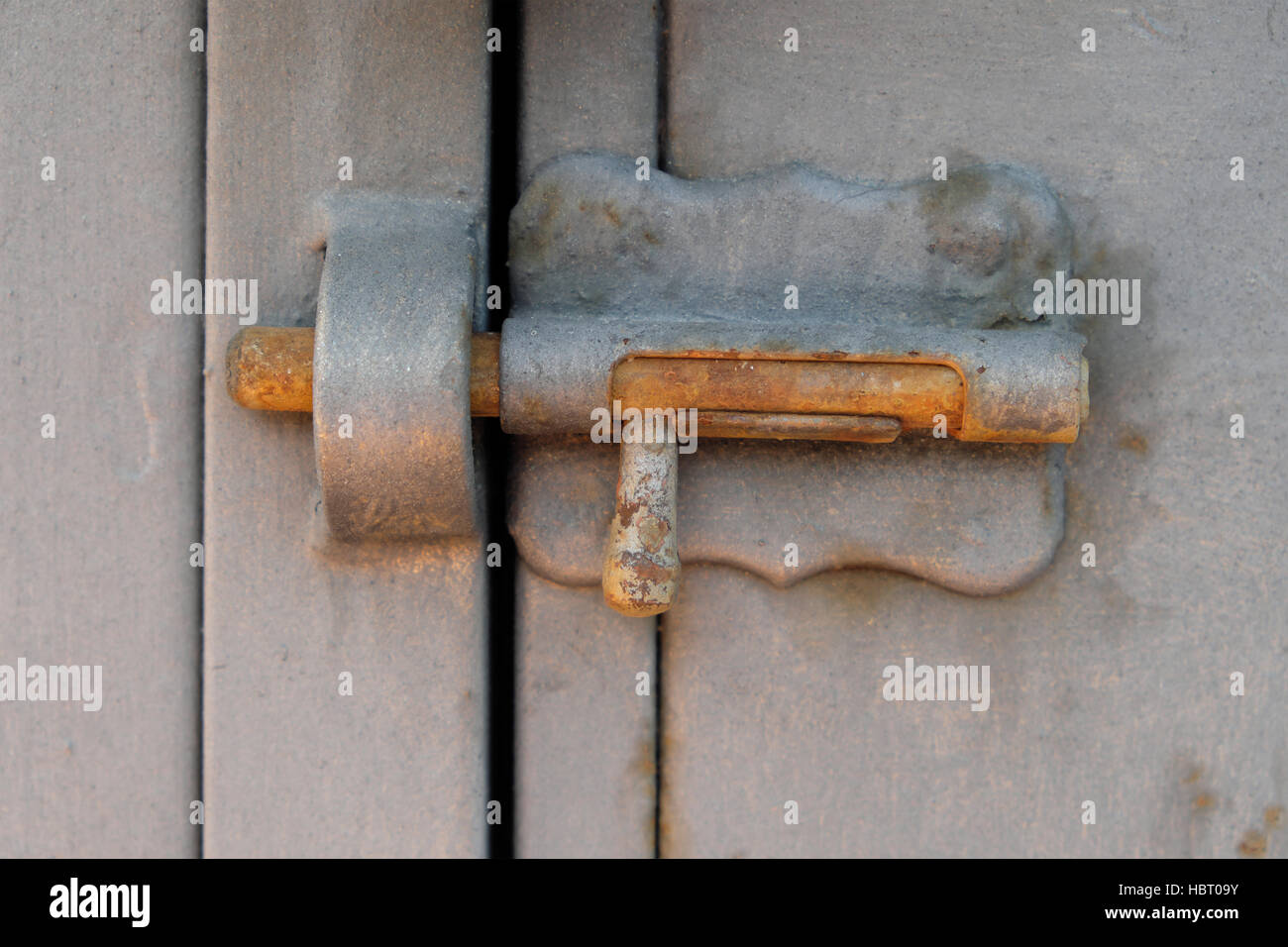 Vintage Metall Riegel, Bolzen, Verriegelung verschlossen Tür Stockfoto