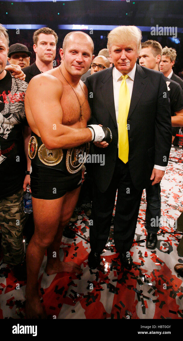 Fedor Emelianenko posiert mit Donald Trump in den Ring nach dem Sieg über Tim Sylvia in der Bedrängnis "Banned", ein mixed Martial Arts Kampf im Honda Center am 19. Juli 2008 in Anaheim, Kalifornien. Francis Specker Stockfoto
