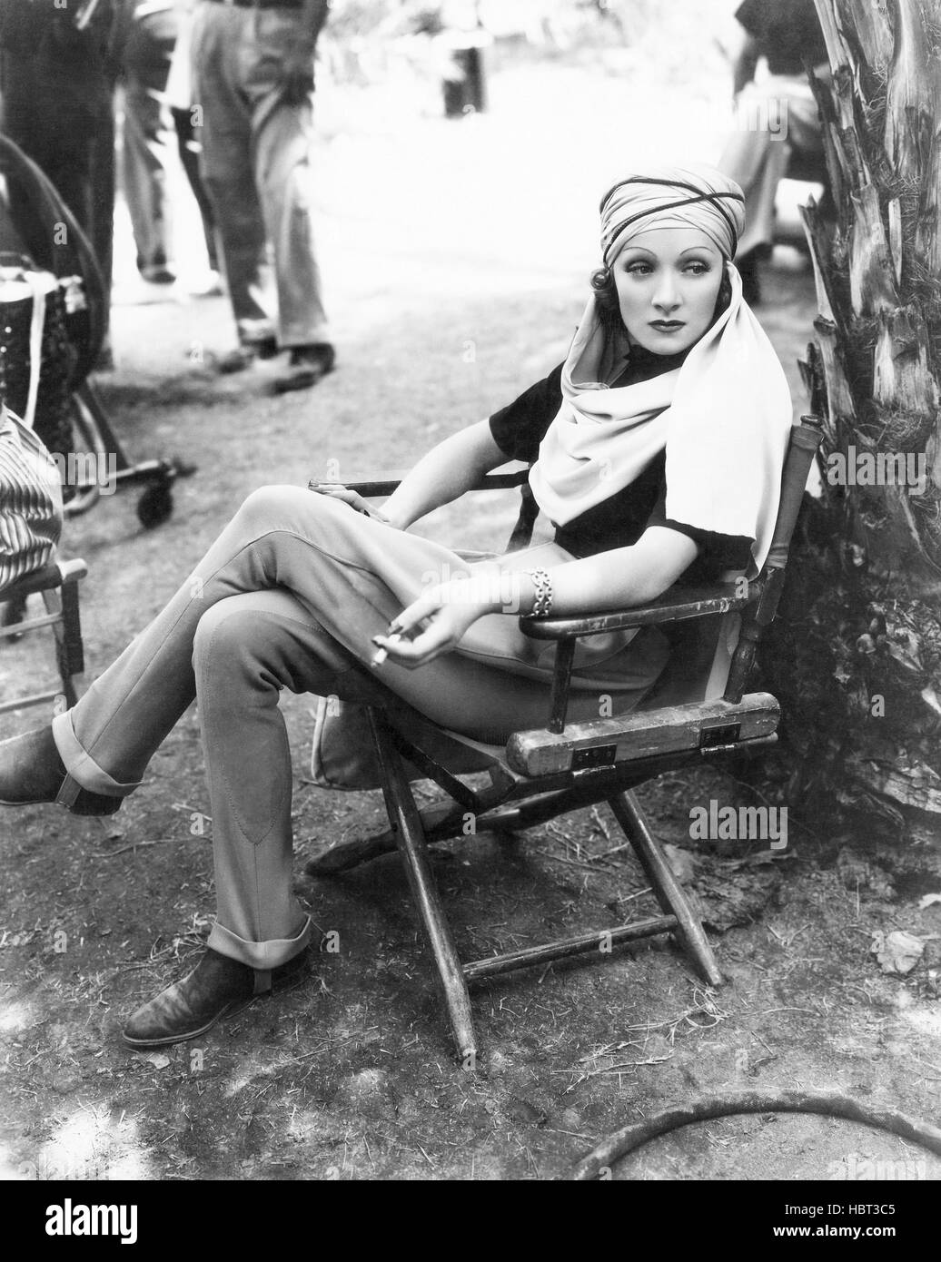 DER Garten ALLAHS, Marlene Dietrich am Set, 1936 Stockfotografie Alamy