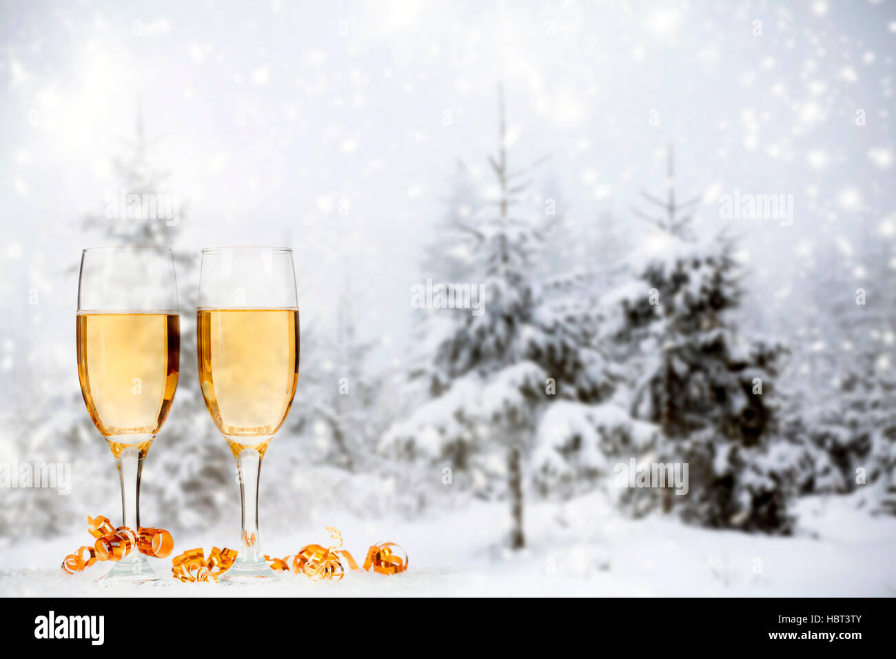 Weihnachtsschmuck vor Schnee kauerte Winter Hintergrund Stockfoto