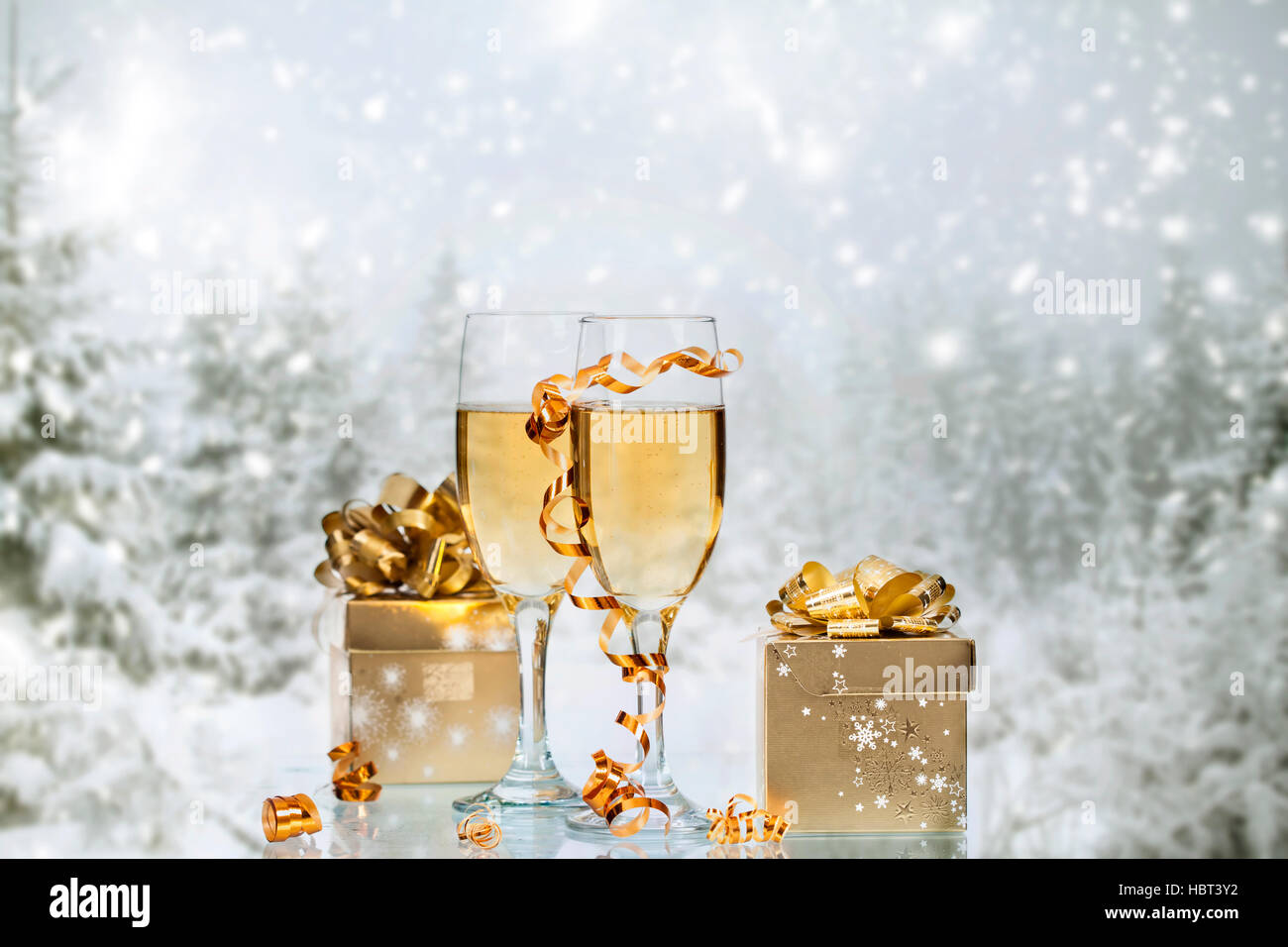 Weihnachtsschmuck vor Schnee kauerte Winter Hintergrund Stockfoto