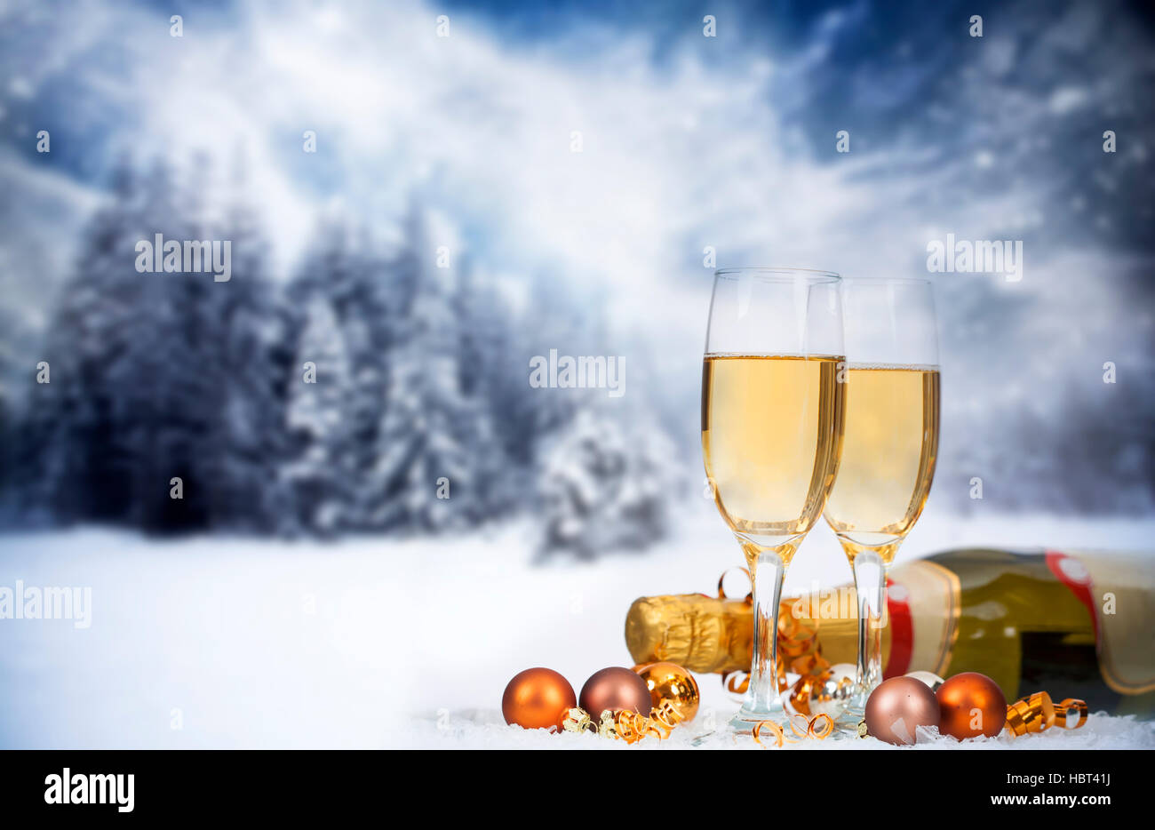 Weihnachtsschmuck vor Schnee kauerte Winter Hintergrund Stockfoto