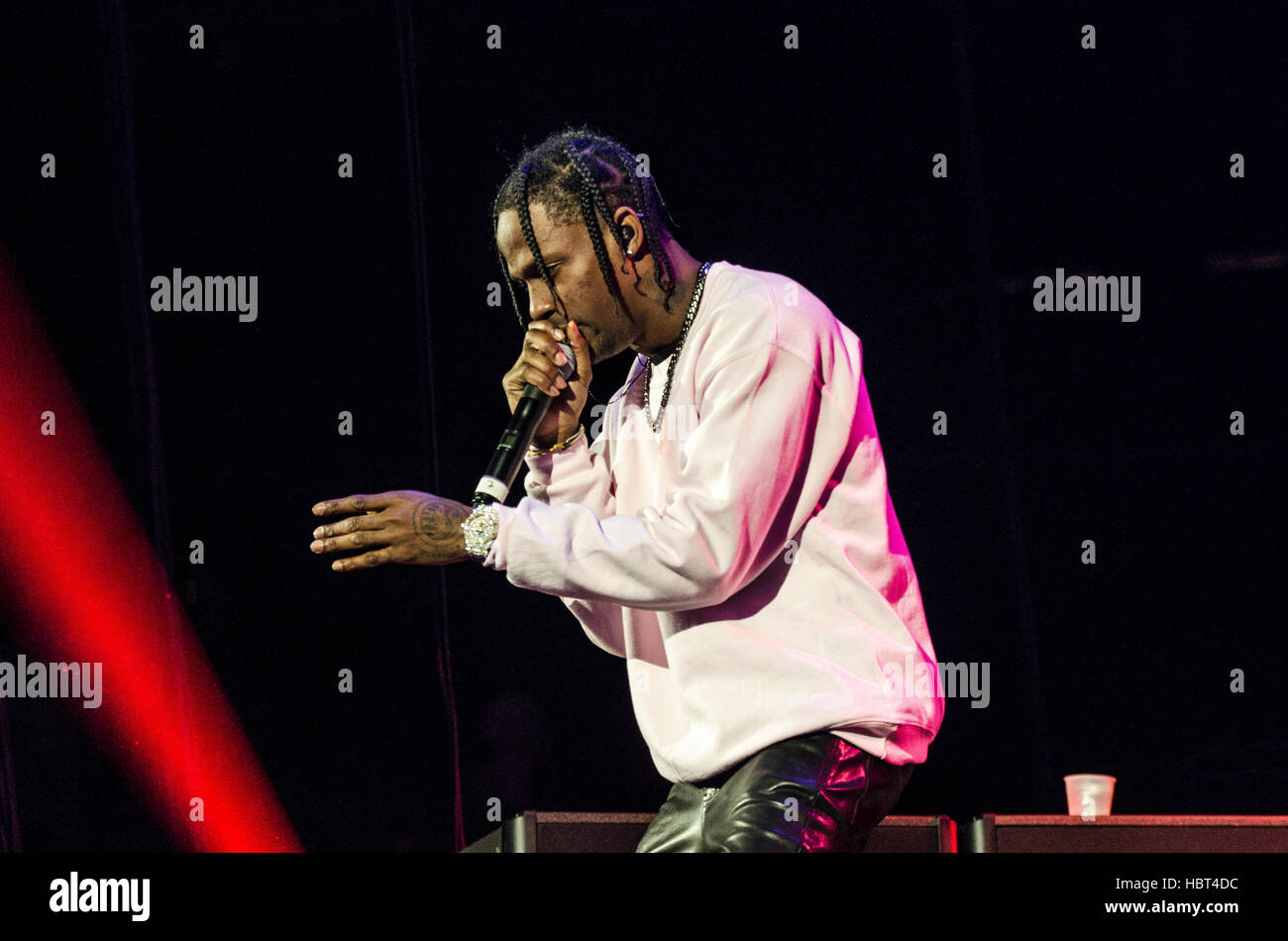 Travis Scott führt auf Hot 97 heiß für The Holidays Konzert im Prudential Center am 3. Dezember 2016 in Newark, New Jersey Stockfoto