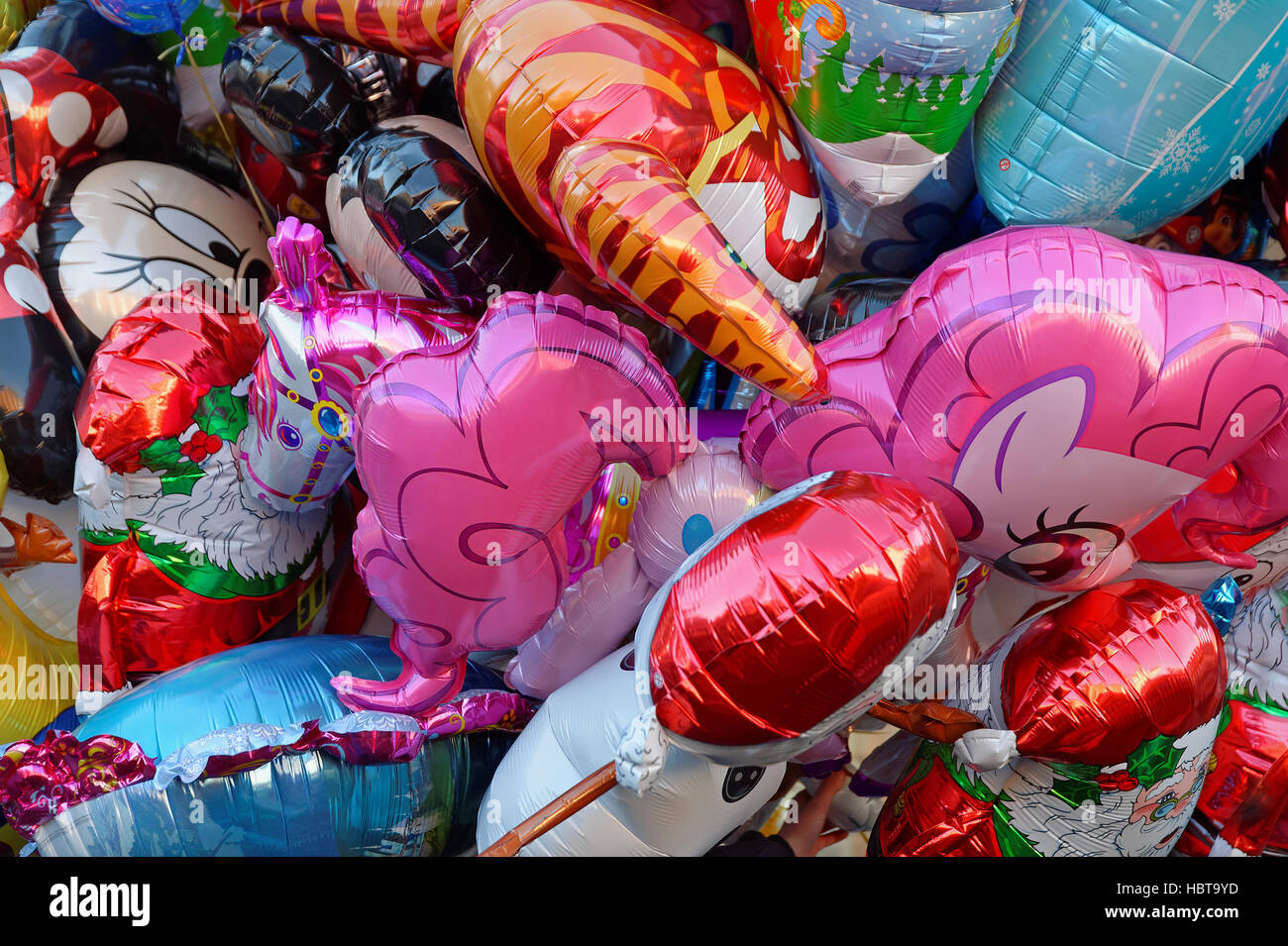 Helium gefüllte Luftballons Karneval in Nahaufnahme - einen bunten  Hintergrund Stockfotografie - Alamy