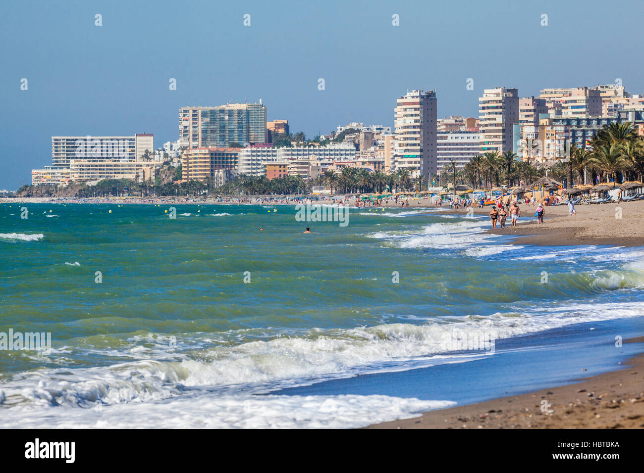 Spanien, Andalusien, Provinz Malaga, Costa Del Sol, Blick auf die Hotel-Hochhaus-Skyline der mediterranen Resort Stadt von Torremolinos von Playamar Stockfoto