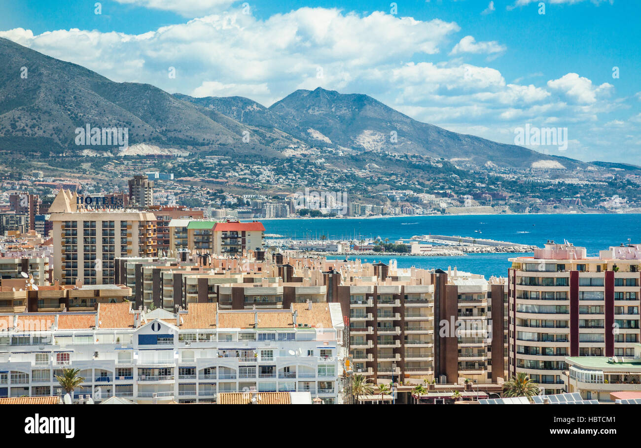 Spanien, Andalusien, Provinz Malaga, Costa Del Sol, Blick auf das Wohnhaus Labyrinth von Fuengirola und der Costa Del Sol Stockfoto