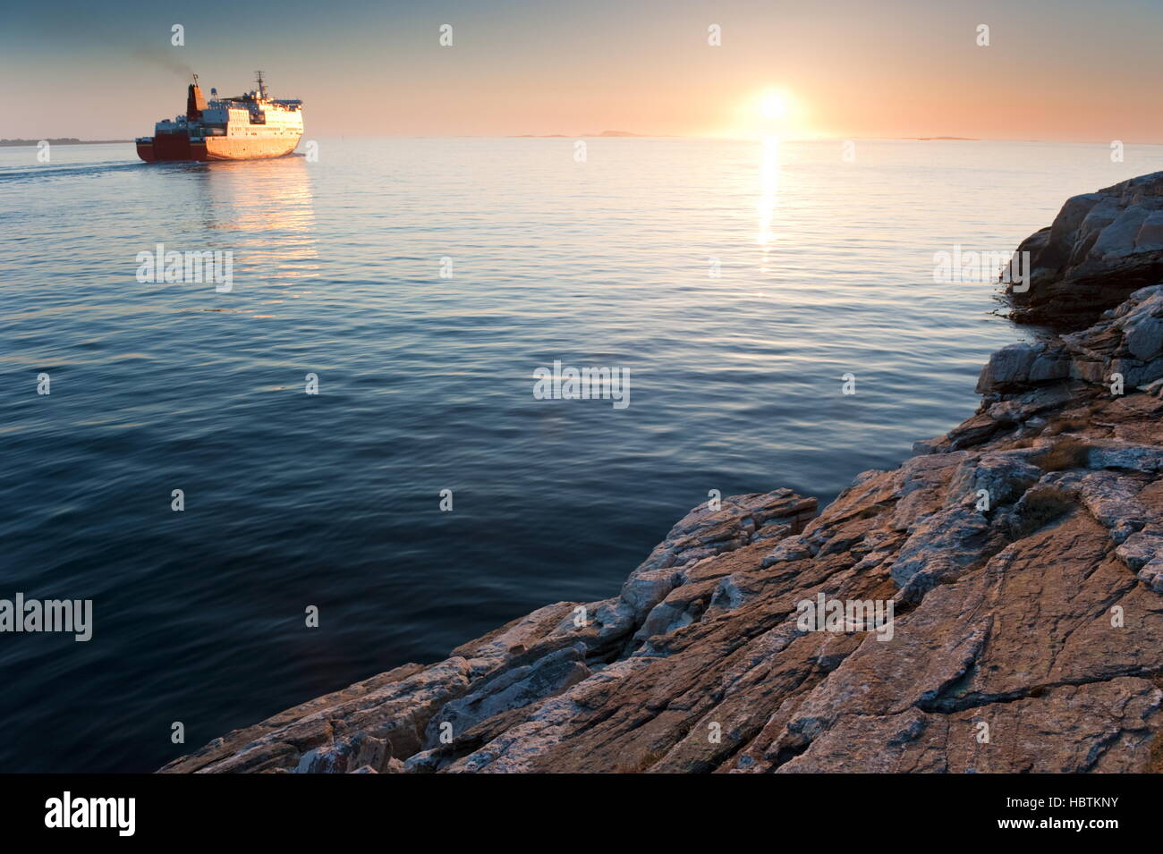 Fähre nach Sonnenuntergang Stockfoto