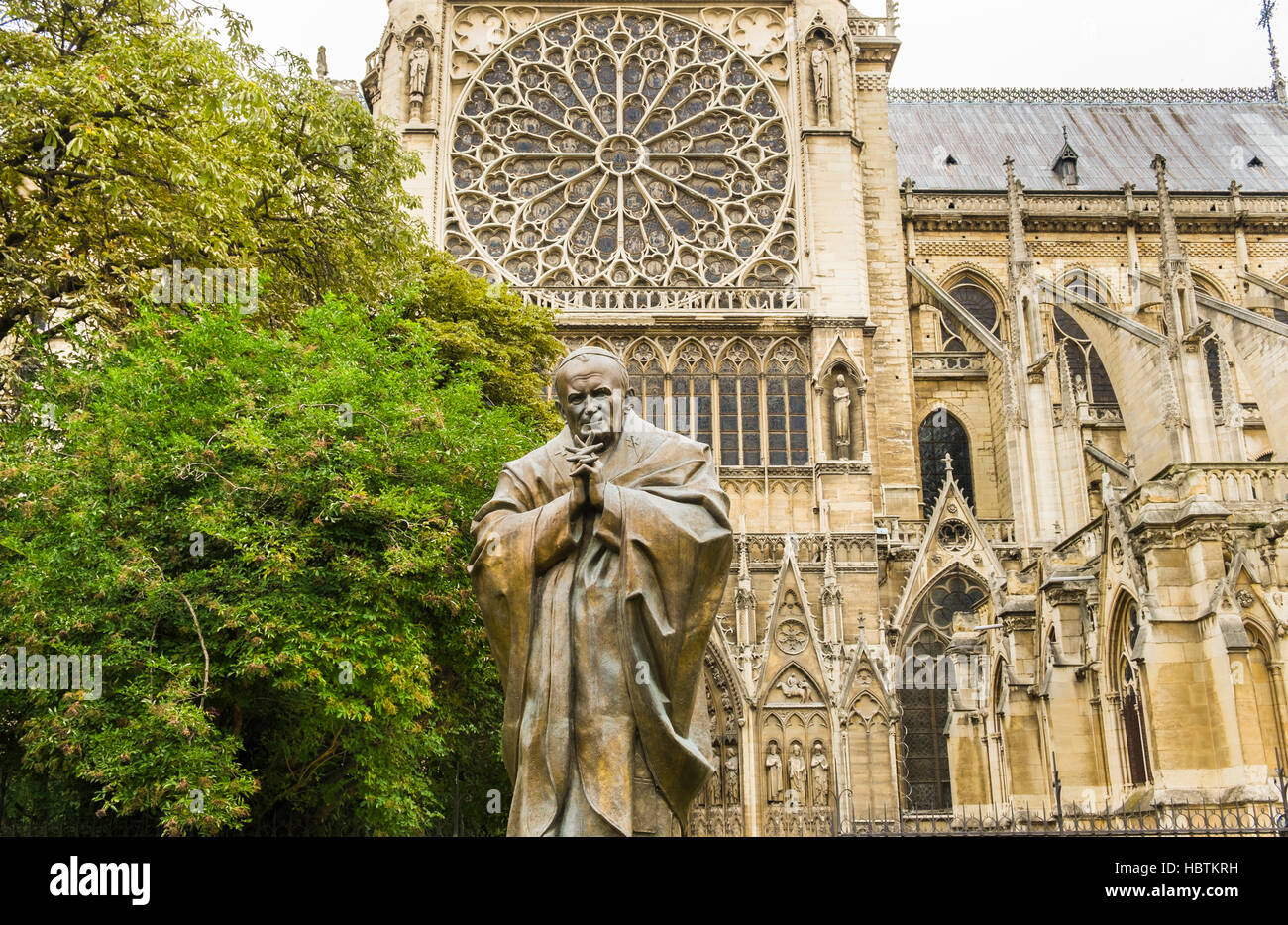 Statue von Papst Johannes Paul II. vor der Kathedrale Notre-Dame Stockfoto