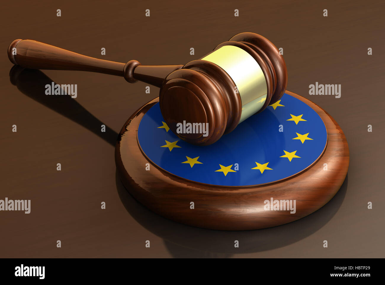 Rechtsvorschriften der Europäischen Union und Rechtssystem Konzept mit einem Hammer und der EU-Flagge. Stockfoto