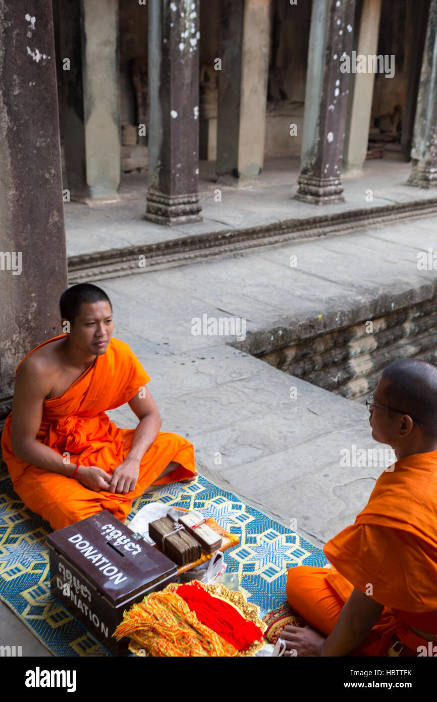 Kambodschanischen Mönchen sitzt auf der Treppe am Tempel von Angkor Wat, Kambodscha Stockfoto