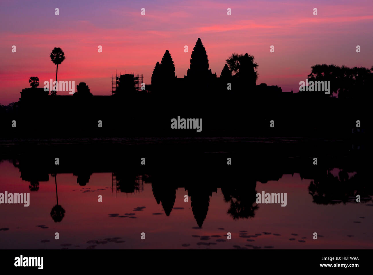 Silhouette von Angkor Wat, ein UNESCO-Weltkulturerbe in Kambodscha Stockfoto