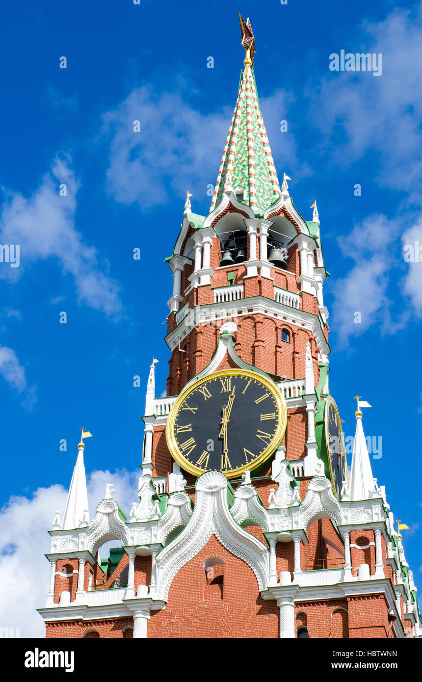 Moskauer Kreml, Roter Platz. Spasskaja-Turm und Kreml-Uhr durch den roten Rubin Stern auf der Spitze verziert. Blauer Himmelshintergrund. UNESCO-Welt-gen Stockfoto