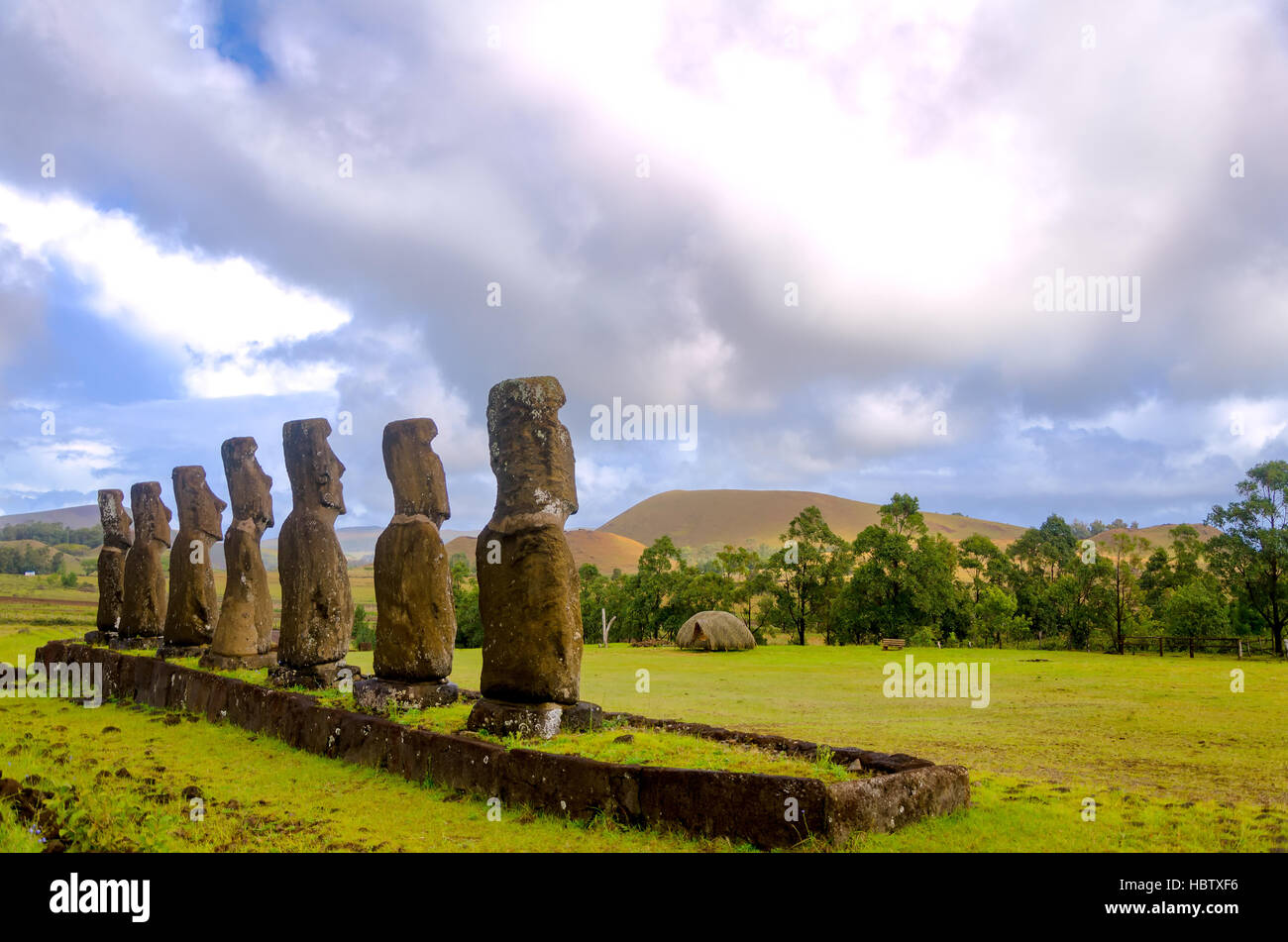 Schöne Moai Statuen mit Blick auf die Osterinsel, Chile Stockfoto