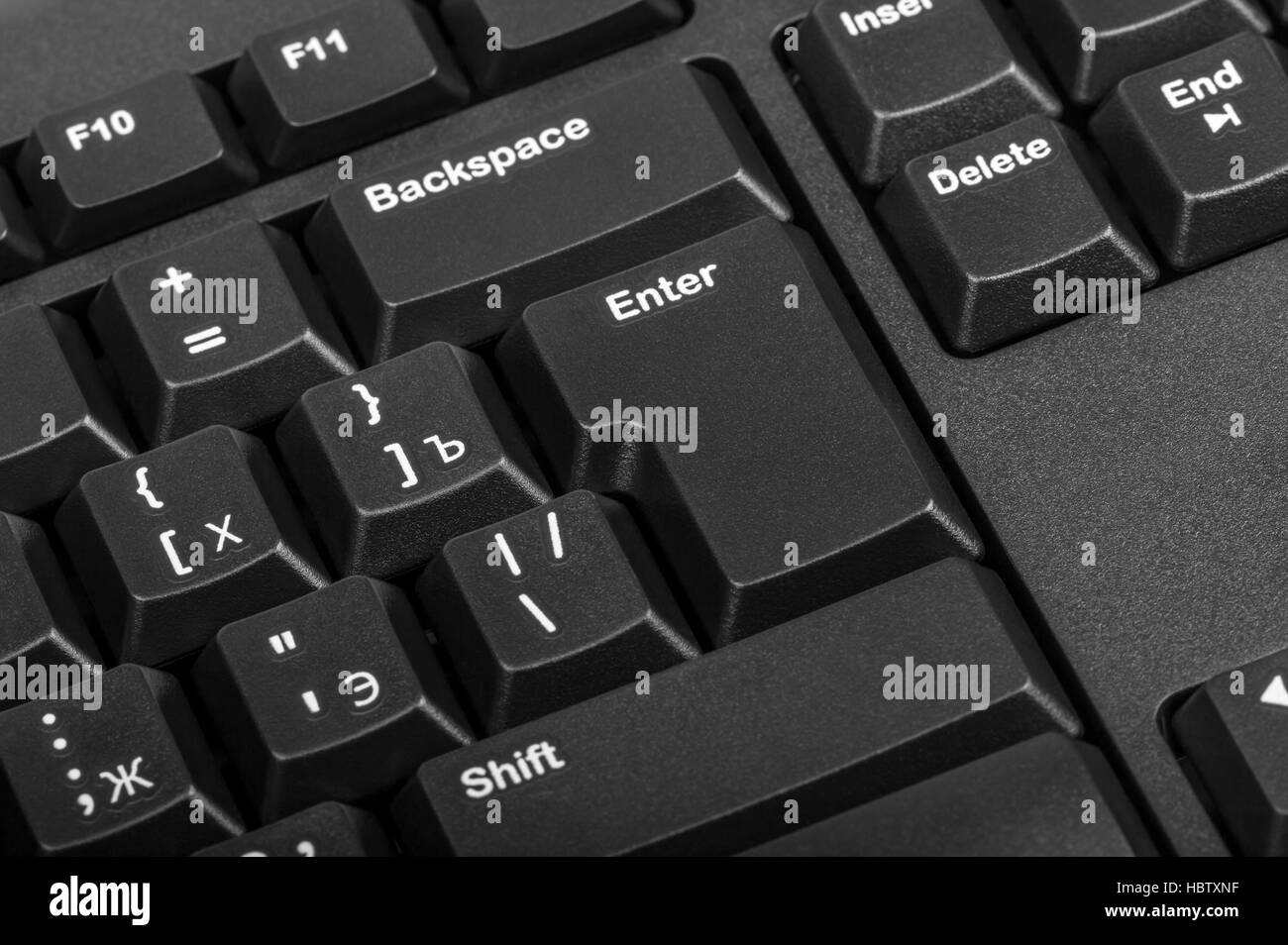 Elektronische Sammlung - close-up schwarz Computer-Tastatur mit russischen Buchstaben und Schlüssel eingeben Stockfoto