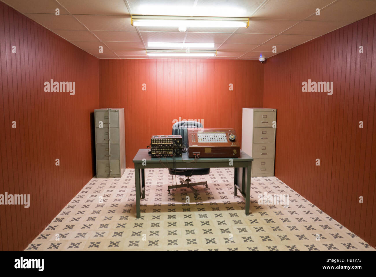 Alten Schreibtisch und Stuhl in kleinen Büro mit Vintage rotary Telefone, Saigon Stockfoto