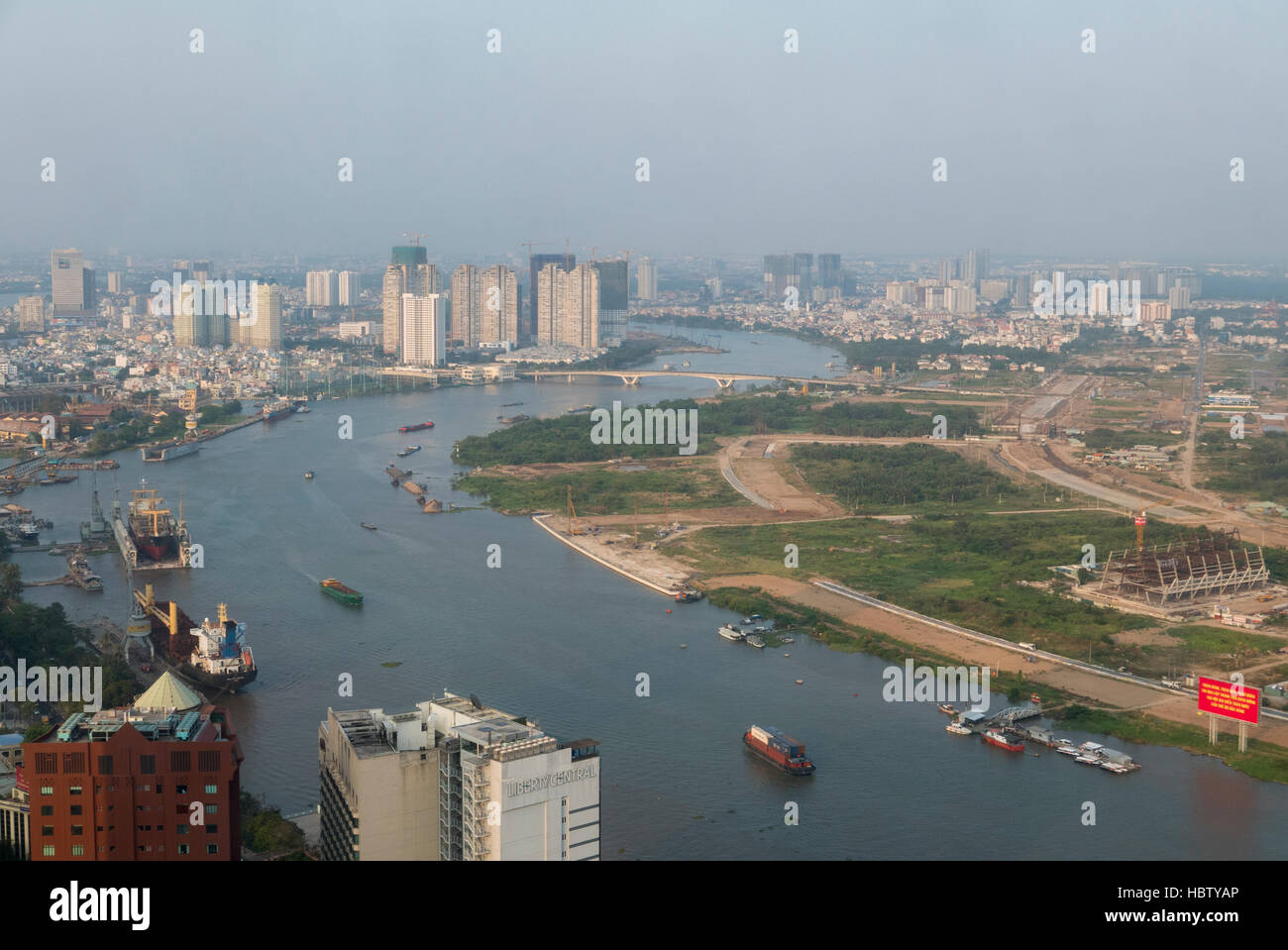 Luftaufnahme von Ho-Chi-Minh-Stadt während des Tages mit Wohnhäusern Stockfoto