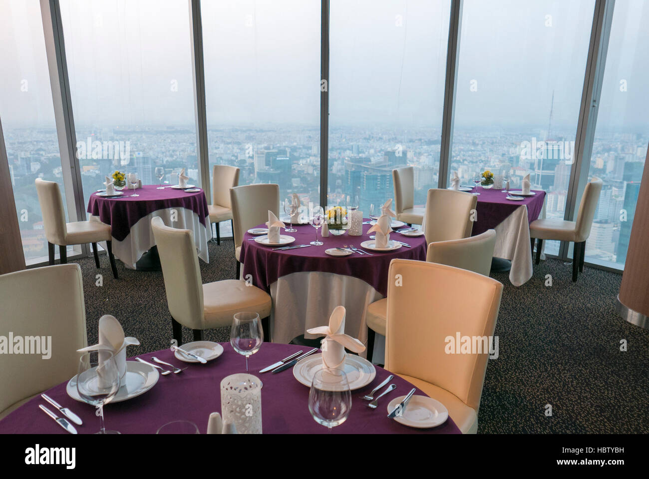 Details der eleganten Restaurant im Innenbereich Tische mit City Blick. Ho Chi Minh Stadt Stockfoto