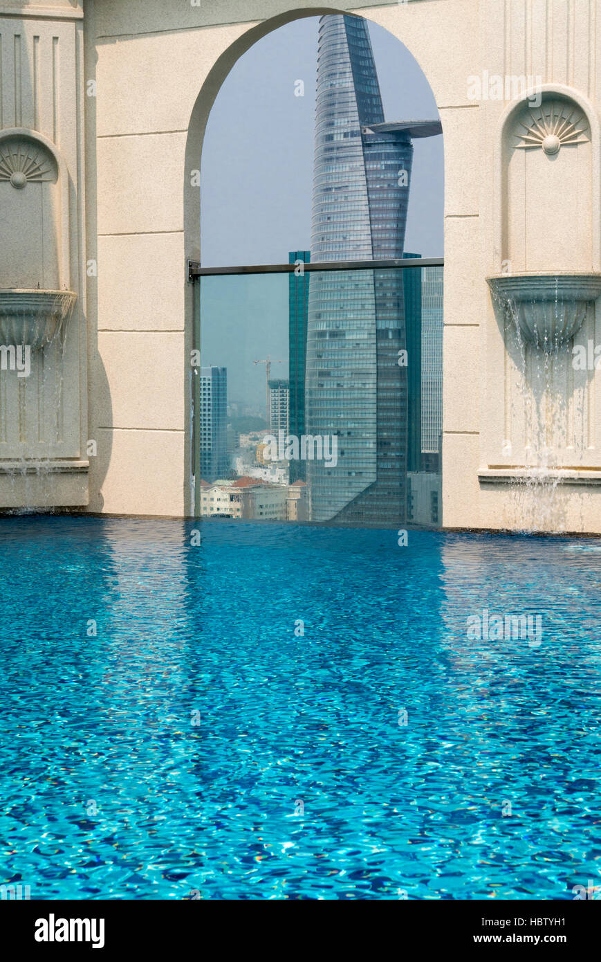 Pool auf dem Dach Gebäudes mit Luftaufnahme Saigon, Vietnam Stockfoto