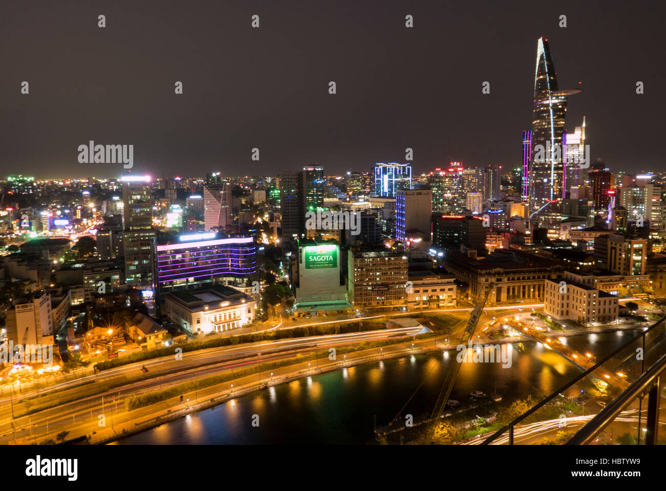 Skyline von Ho-Chi-Minh-Stadt bei Nacht mit wegen der Lichter, Vietnam Stockfoto