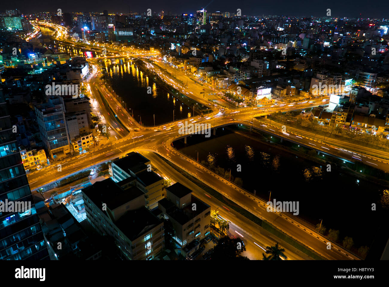 Skyline von Ho-Chi-Minh-Stadt bei Nacht mit wegen der Lichter, Vietnam Stockfoto