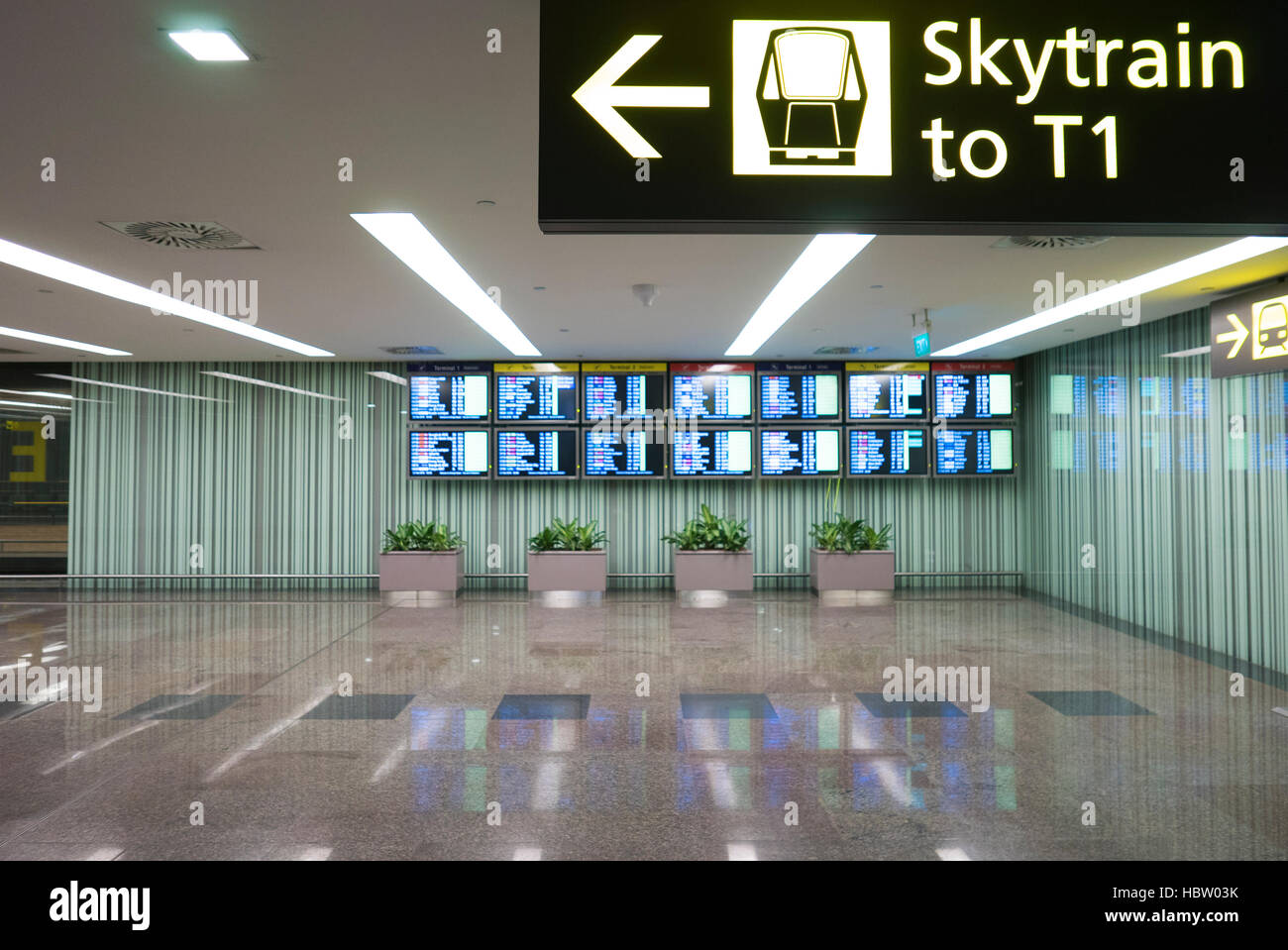 Innenraum des Singapore Changi International Airport mit Displays und Schilder Stockfoto
