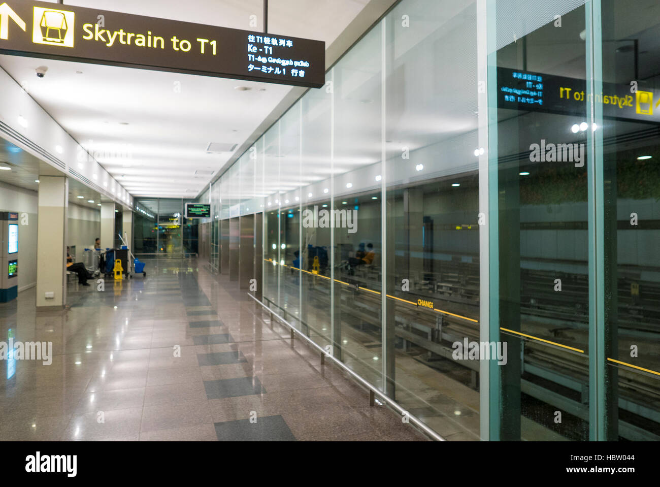 Innenraum des Singapore Changi International Airport mit Displays und Schilder Stockfoto