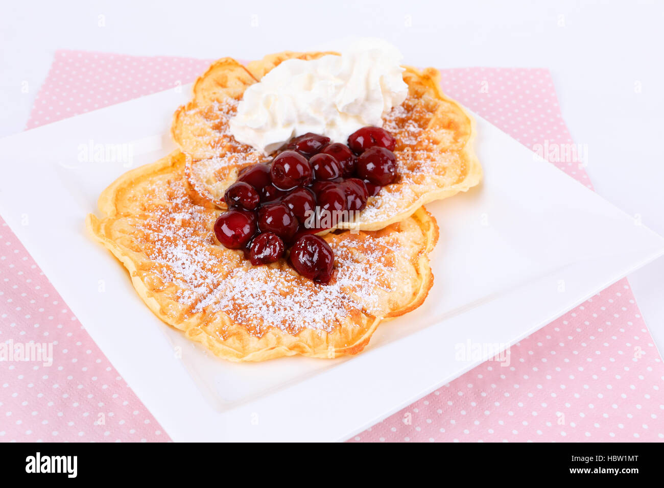 Waffeln mit Kirschen und Sahne Stockfoto