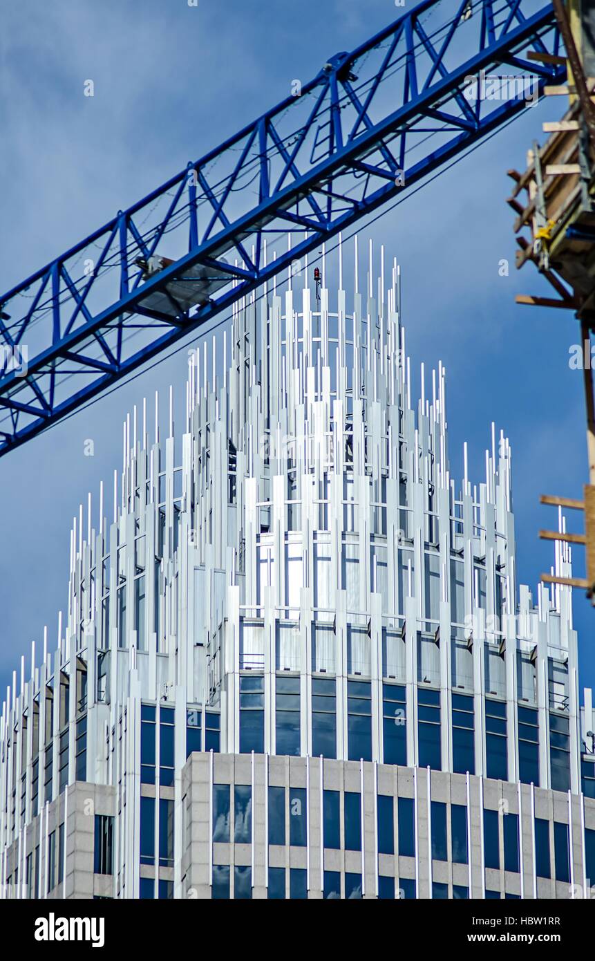Baukran in einer großen Stadt Stockfoto